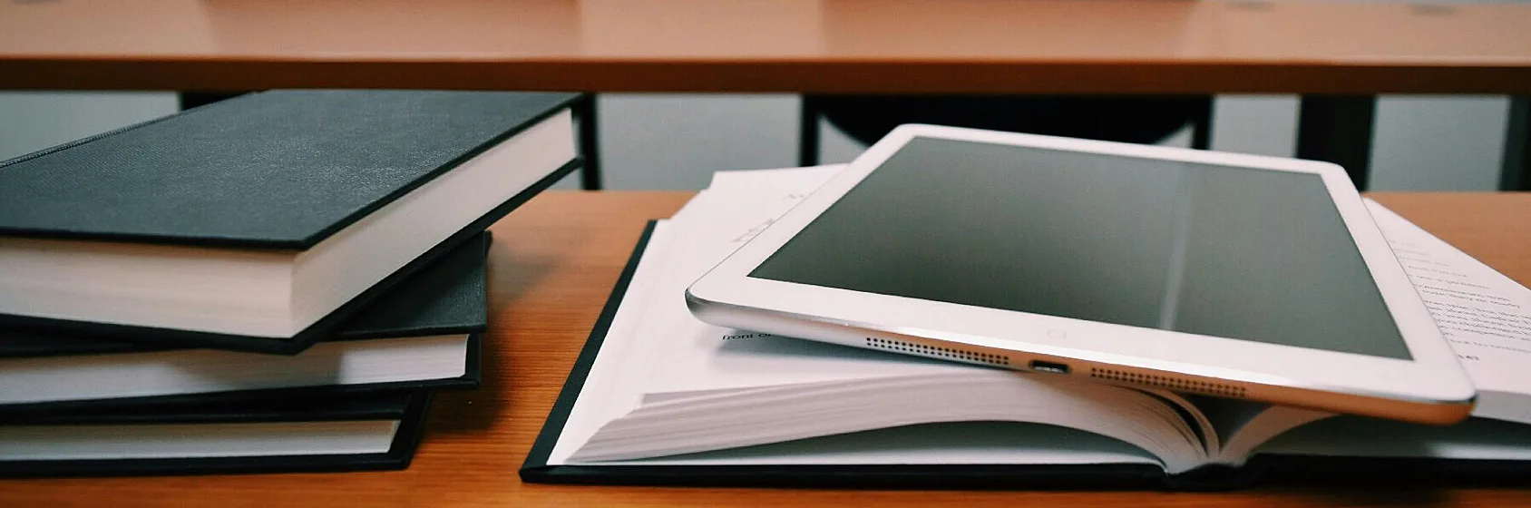 Boeken op een bureau met iPad