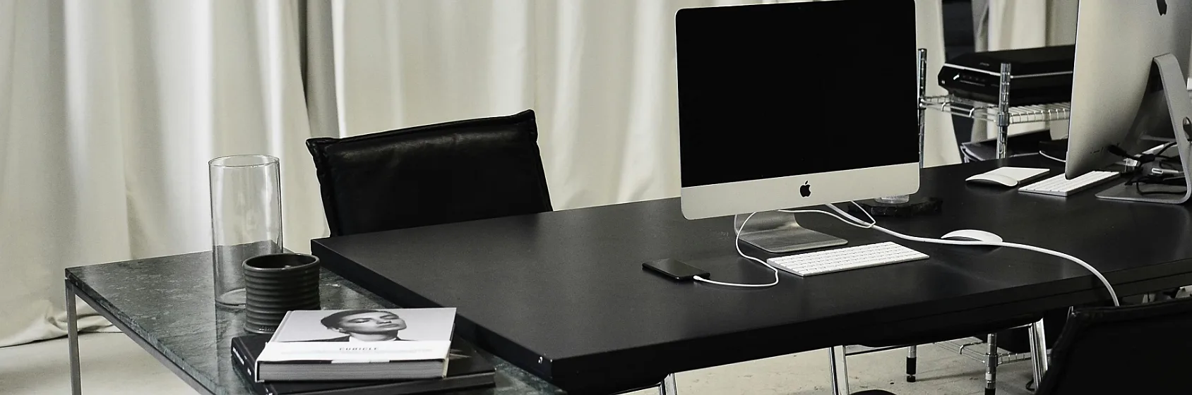 bureau met beeldschermen, toetsenbord en muis dawn technology header