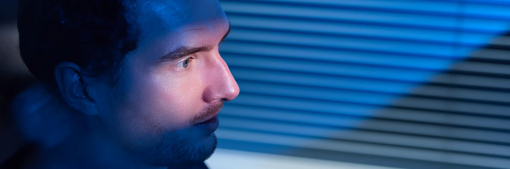 close up man developer werknemer dawn technology op kantoor sfeerbeeld