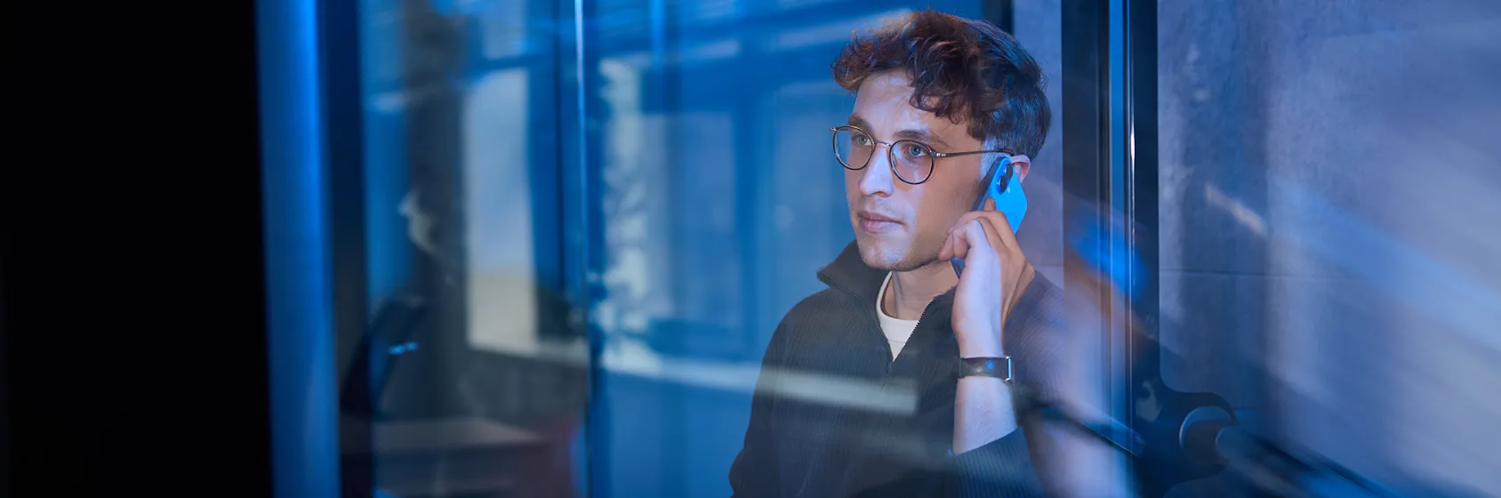 dawn technology man recruiter aan het bellen