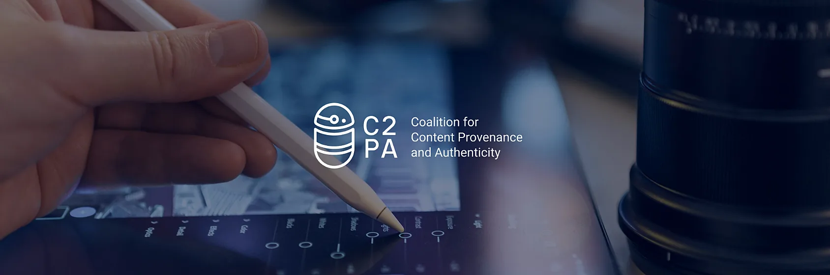 Professional die bezig is op zijn Ipad met een pen