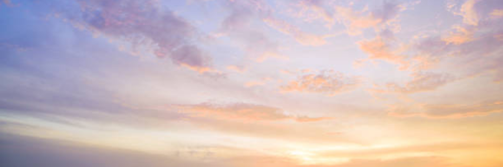 Lucht met pastelkleuren en wolken