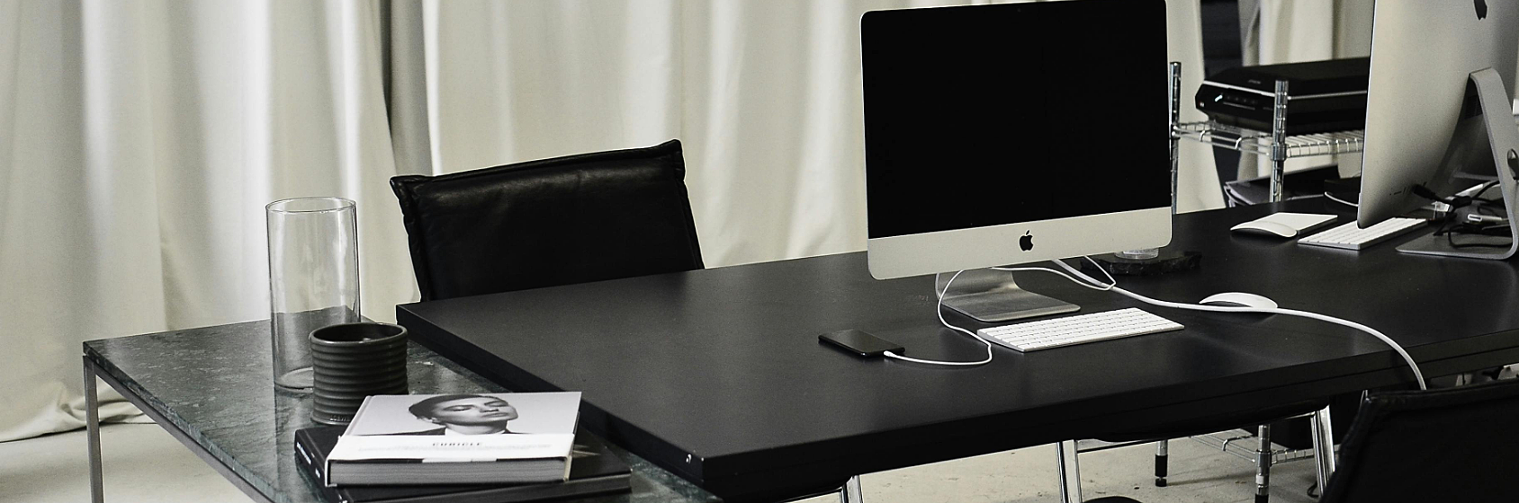 bureau met beeldschermen, toetsenbord en muis dawn technology header