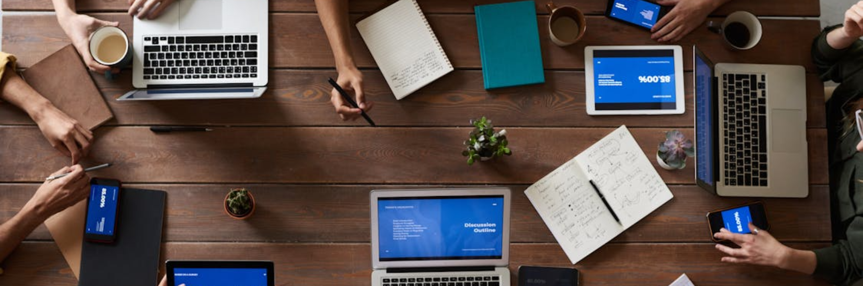 Laptops en notitieboeken op een tafel header afbeelding