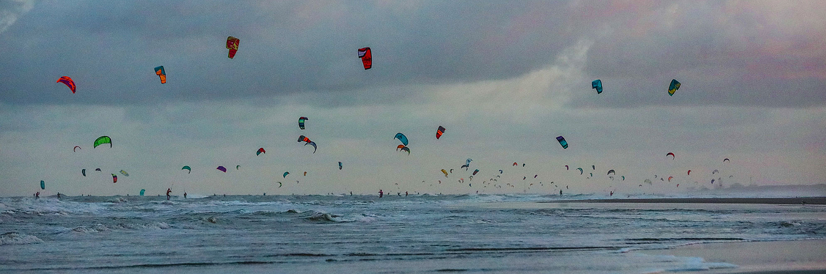 Kitesurfers op zee hoek tot helder evenement