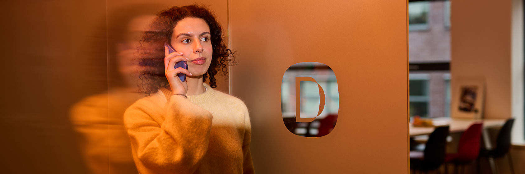 dawn technology vrouw collega medewerker aan het bellen op de gang sfeerbeeld