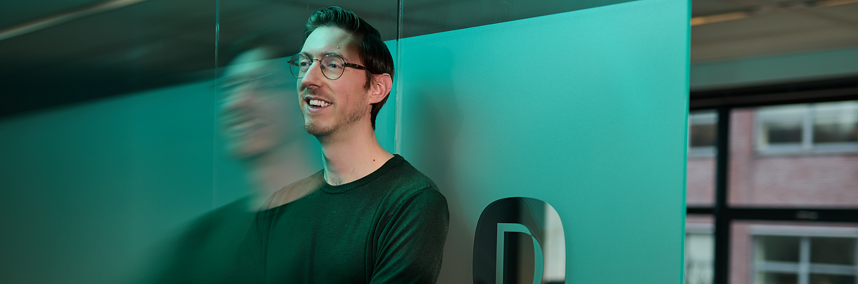 dawn technology man collega medewerker op de gang op kantoor sfeerbeeld