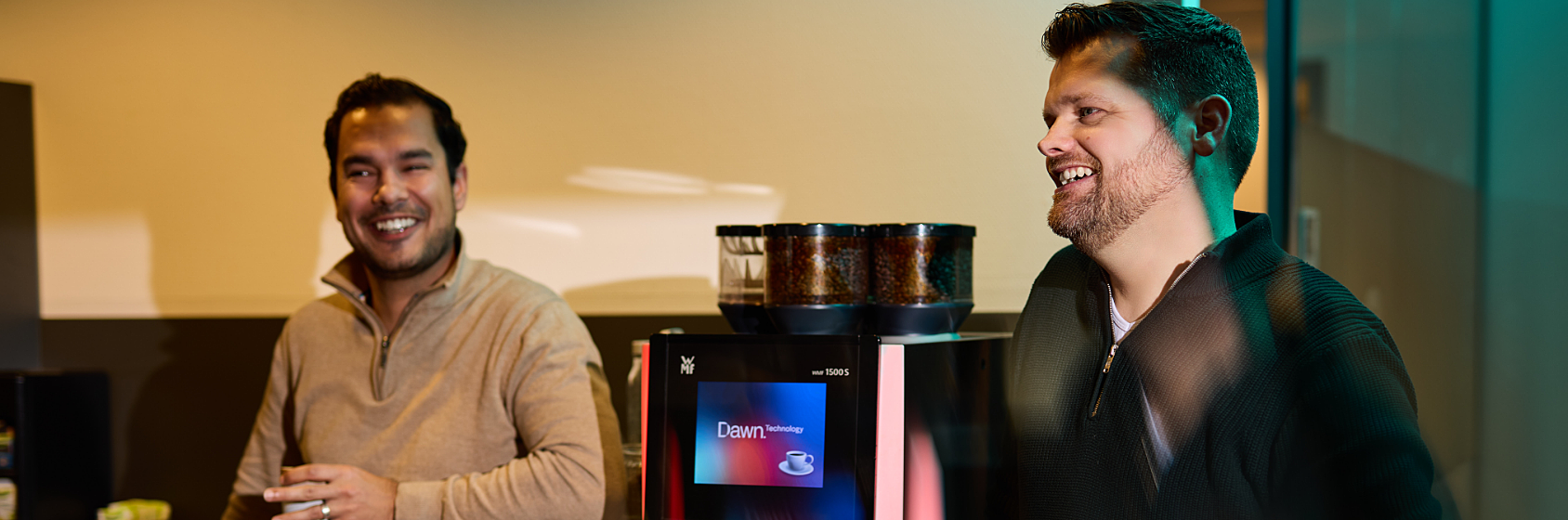 dawn technology twee collega's bij het koffiezetapparaat kantine sfeerbeeld