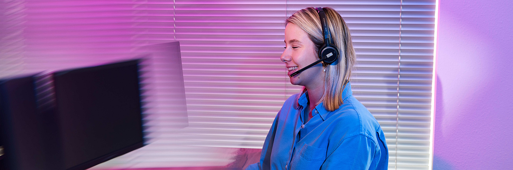 Vrouwelijke collega Dawn Technology service medewerker met headset