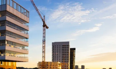Header afbeelding hijskraan bij gebouw
