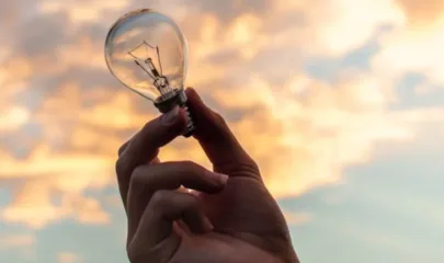 lamp in een hand in een wolkachtige lucht header afbeelding