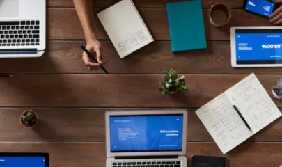 Laptops en notitieboeken op een tafel header afbeelding