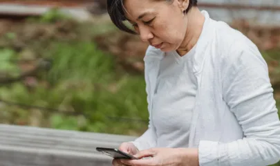 Vrouw die op haar telefoon kijkt in de buitenlucht