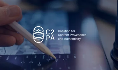 Professional die bezig is op zijn Ipad met een pen