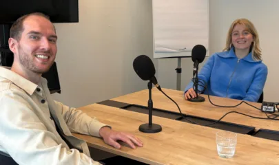 Willem Hoogervorst and podcast host Ilse at the table for the recording of the “Where Do I Want to Work?” podcast