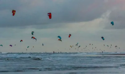 Kitesurfers op zee hoek tot helder evenement