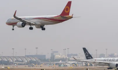 Twee commerciële vliegtuigen naderen de landingsbaan op Dubai Airport