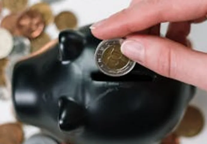 Geld in spaarpot header afbeelding