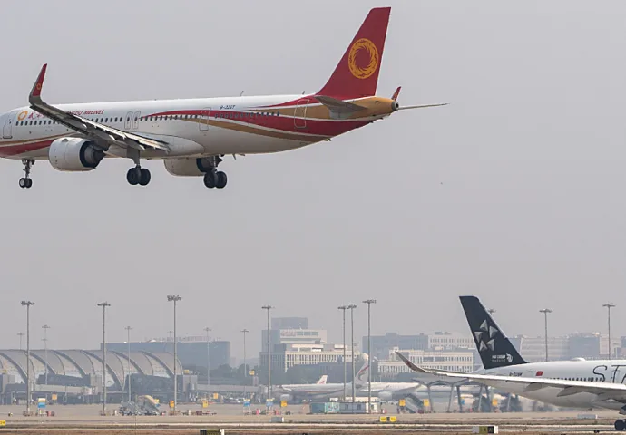 Twee commerciële vliegtuigen naderen de landingsbaan op Dubai Airport