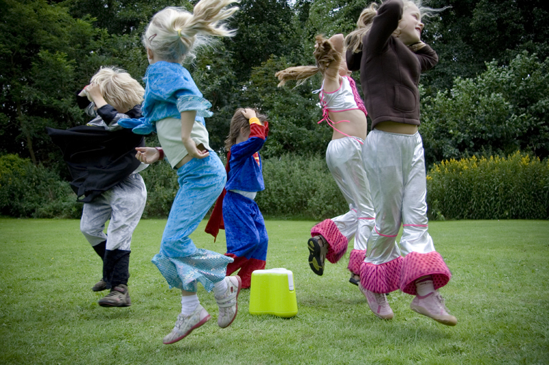 buitenspelende kinderen swinxs